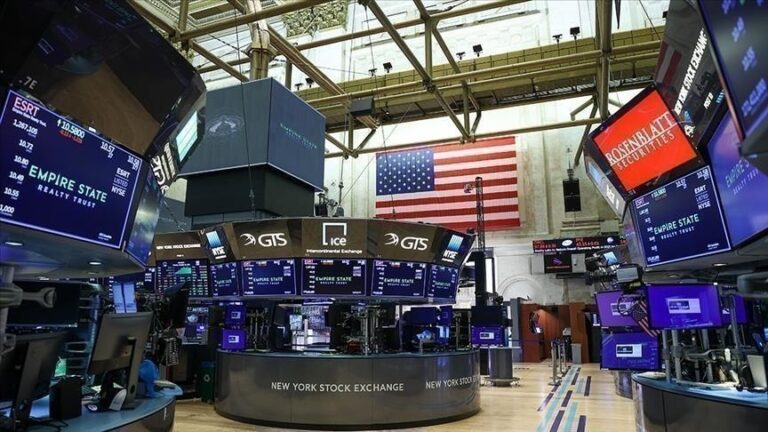 Indicele bursier Dow Jones a sărit vineri cu peste 1.000 de puncte, atingând pentru prima dată un nivel istoric