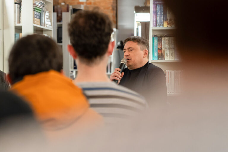 Regizorul Cristian Mungiu: Societatea e într-un clivaj absolut / Ne-am împărţit în nişte grupuri de oameni care se urăsc absolut / Singura cale e să intri într-un dialog