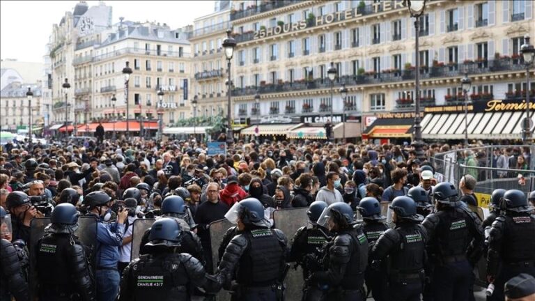 Sindicatele franceze dau guvernului un ultimatum să renunțe la măsurile de austeritate, amenințând cu noi proteste