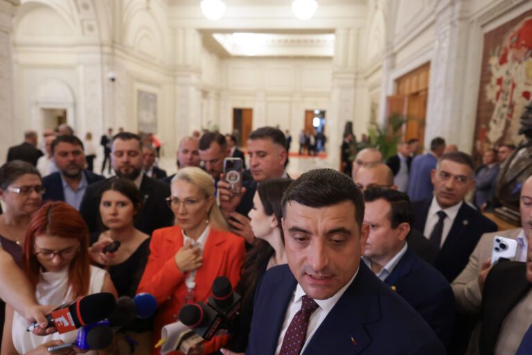 Prima moțiune împotriva Guvernului Bolojan, respinsă
