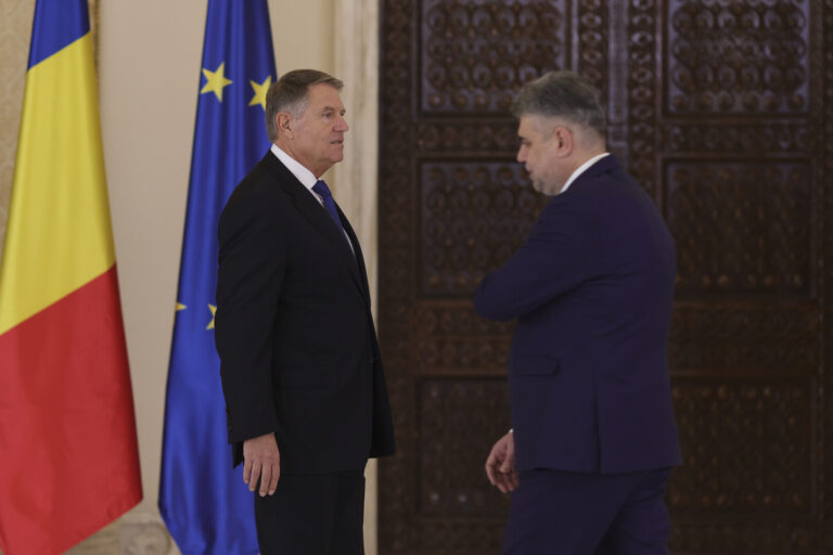 HotNews | Ultimele patru rapoarte anuale ale SRI zac la secret în Parlament. Uitându-se la dezvăluirile din documente, un fost președinte al Comisiei SRI arată spre fostul președinte, foștii premieri: Știau de Rusia!