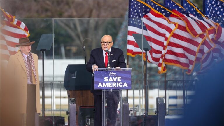 Fostul primar al New York-ului, Rudy Giuliani, rănit într-un accident de maşină, după ce a ajutat o presupusă victimă a violenţei domestice care i-a făcut semn să oprească pe marginea drumului