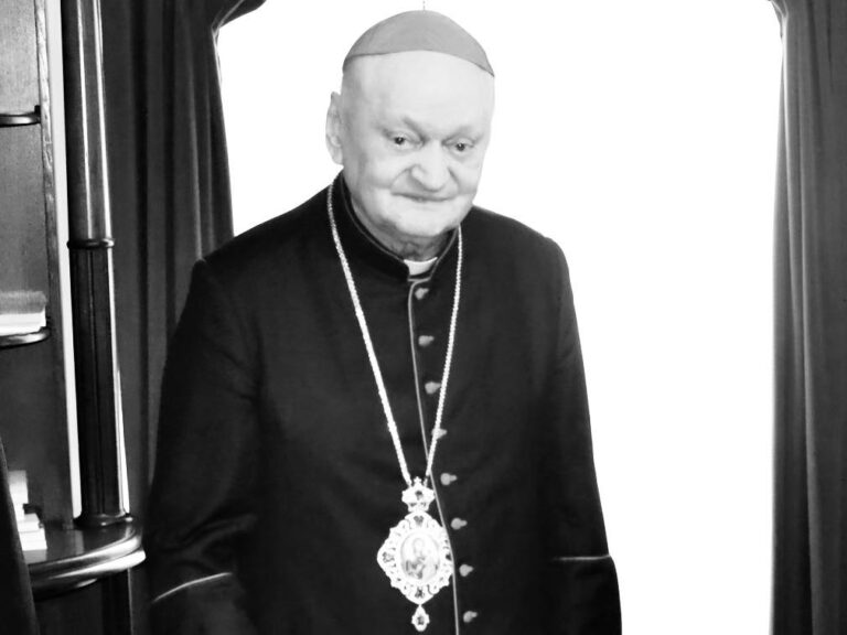 Sute de credincioşi, la funeraliile liderului Bisericii Greco-Catolice din România
