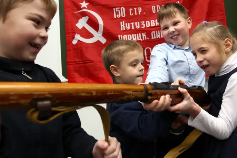 INFO RUSIA | Pionierii ruși secătuiesc bugetul / Scoși din priză / Donezi, te ia FSB-ul / Copii răpiți / Lukașenko și cei doi stăpâni