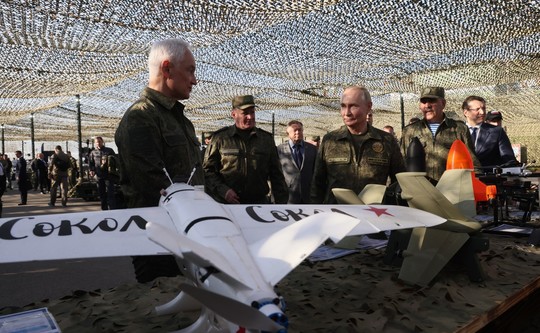 Putin a apărut pe teren la exercițiile Zapad / Soldații s-au antrenat pentru lansarea armelor nucleare din Belarus