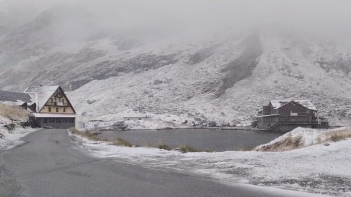 VIDEO | Prima ninsoare din acest sezon, pe Transfăgărăşan / A nins şi pe Transalpina, dar şi în Pasul Prislop din Maramureş