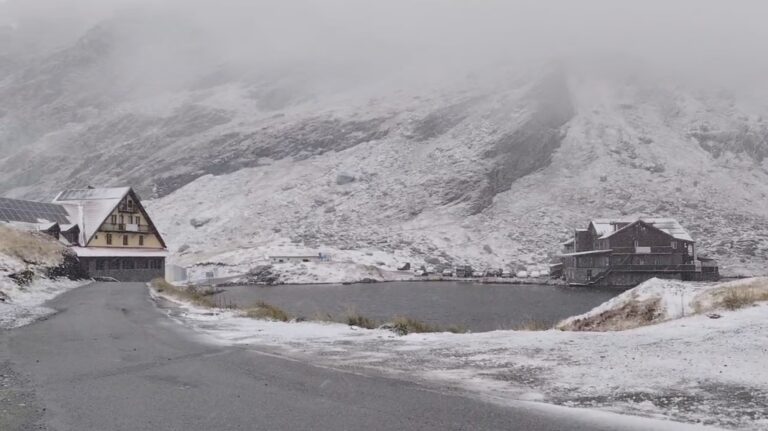 VIDEO | Prima ninsoare din acest sezon, pe Transfăgărăşan / A nins şi pe Transalpina, dar şi în Pasul Prislop din Maramureş