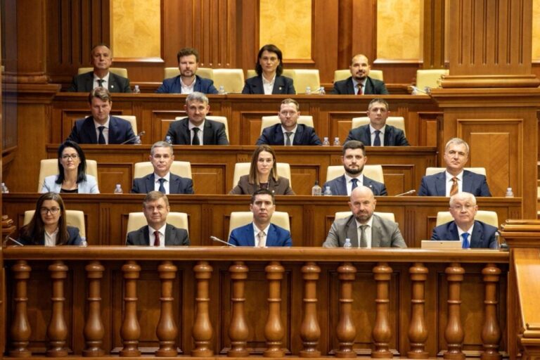Noul Guvern de la Chișinău, condus de Alexandru Munteanu, a primit votul de încredere în Parlament