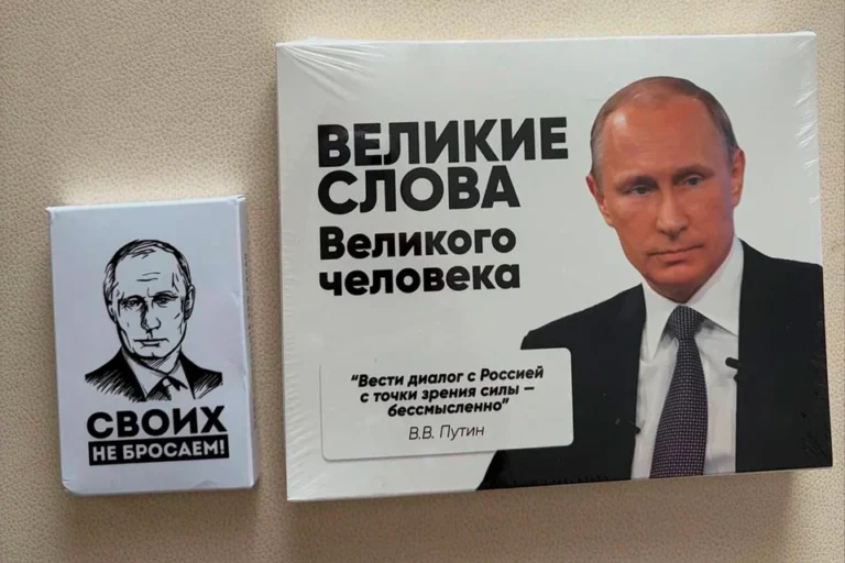 În SUA, emisarul președintelui rus a oferit cadou bomboane cu citate din Putin