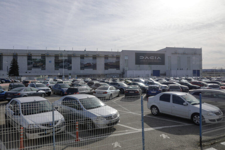 Cancelaria premierului, contract de leasing cu Grupul Dacia Renault pentru 17 autovehicule noi