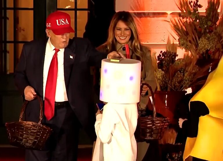 VIDEO | Donald Trump a organizat petrecerea de Halloween la Casa Albă cu supereroi şi sosii ale sale, în contextul închiderii administraţiei federale