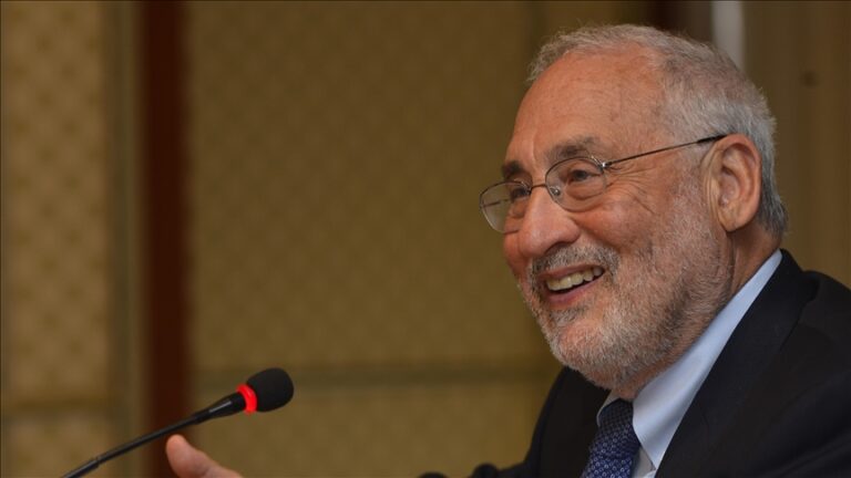 Joseph Stiglitz atribuie paralizia bugetară în care au intrat SUA unui „guvern condus de oligarhi”