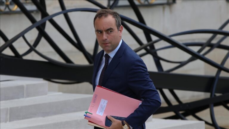 Ziar francez: Sébastien Lecornu va prezenta un buget care vizează reducerea deficitului la 4,7% până la sfârşitul anului 2026