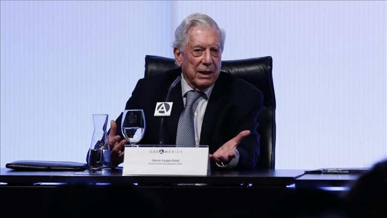 Alvaro Vargas Llosa evocă „fantoma” tatălui său, scriitorul Mario Vargas Llosa, la o bienală din Spania