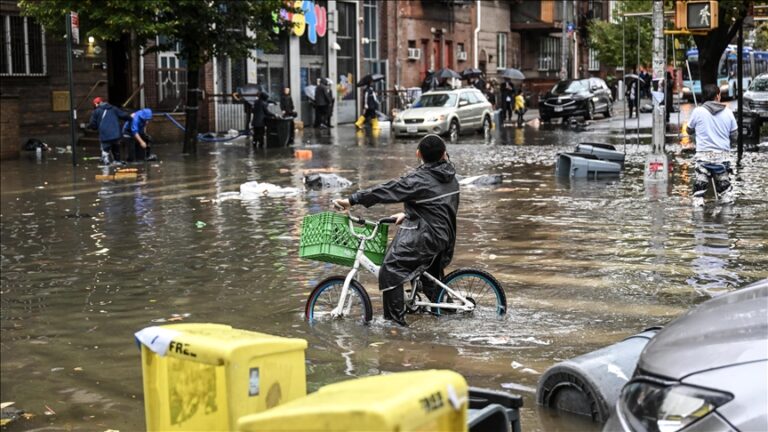 VIDEO | Doi morţi şi zboruri perturbate la New York, în urma unor ploi torenţiale