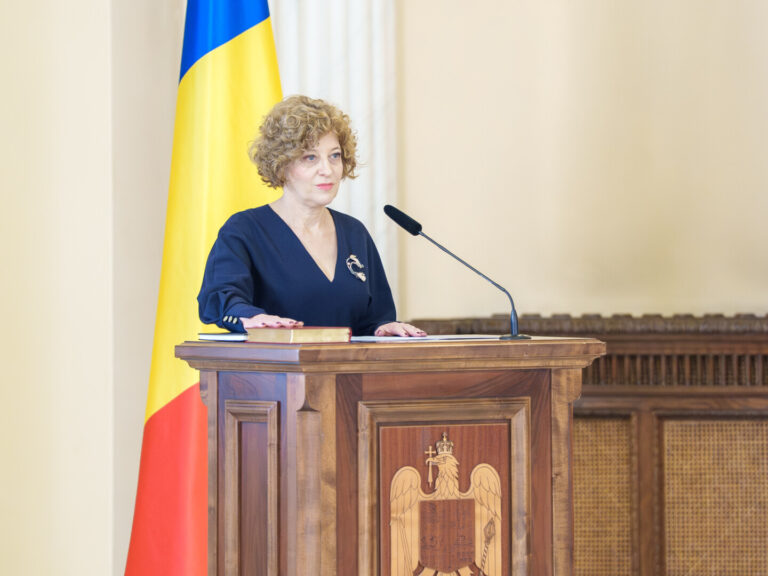 Oana Gheorghiu răspunde PSD: Când cineva spune că „ne vindem ţara” vorbind despre Hidroelectrica, înseamnă că fie habar n-are ce vorbeşte, fie e pur şi simplu ticălos