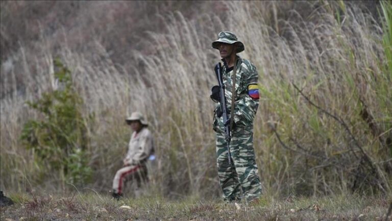 Venezuela desfăşoară zeci de mii de militari la frontiera cu Columbia, SUA atacă presupuşi traficanţi
