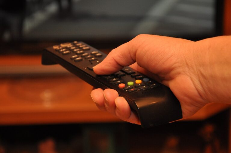 Sondaj Eurobarometru: Televiziunea rămâne, inclusiv în România, principala sursă de informare