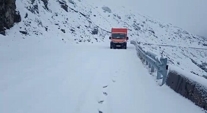 Traficul pe Transalpina rămâne închis din cauza viscolului și a stratului mare de zăpadă