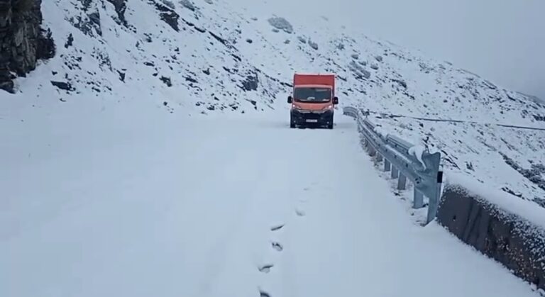 Traficul pe Transalpina rămâne închis din cauza viscolului și a stratului mare de zăpadă
