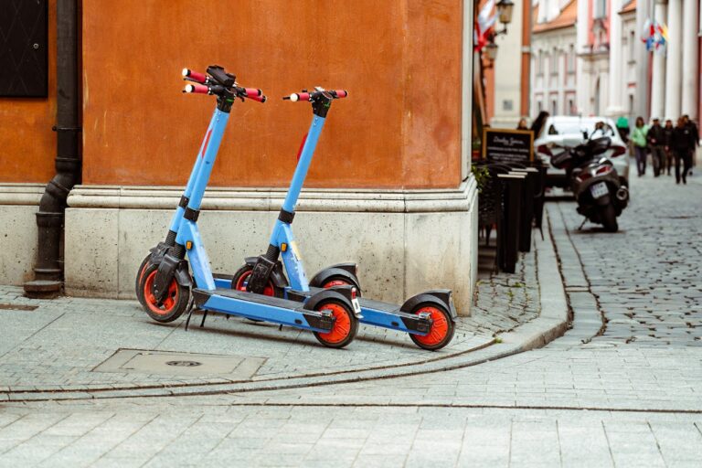 Ministrul Sănătăţii anunţă „o creştere semnificativă” a numărului de accidente cu trotinete electrice: 2.751 de oameni au ajuns anul trecut la Urgenţă