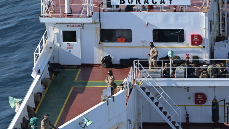 Comandantul chinez al petrolierului „Boracay” din flota fantomă rusă, abordat în weekend în largul Franţei, urmează să fie judecat cu privire la „refuz de a se supune”