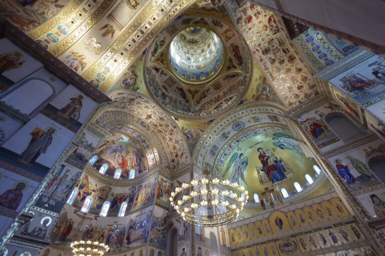 Sfințirea Catedralei Mântuirii Neamului. Patriarhul Ecumenic Bartolomeu I a sosit la București: Venim cu inimile pline de bucurie