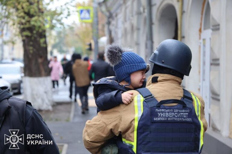 FOTO | Grădiniță, lovită de ruși cu o dronă. Zelenski: „Aceste atacuri sunt scuipatul Rusiei”