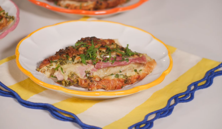 VIDEO | Croasant la cuptor, cu șuncă, cașcaval și sos pesto