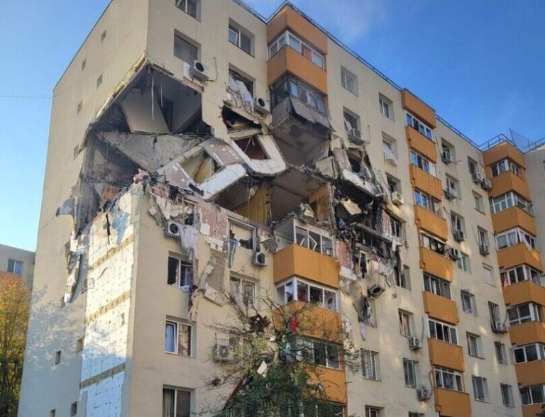 Explozie puternică într-un bloc din București: Trei persoane decedate și alte 13 rănite