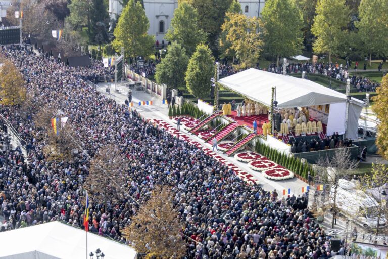 Pelerinaj la moaştele Sfintei Cuvioase Parascheva: 32.000 de credincioși au participat la Sfânta Liturghie