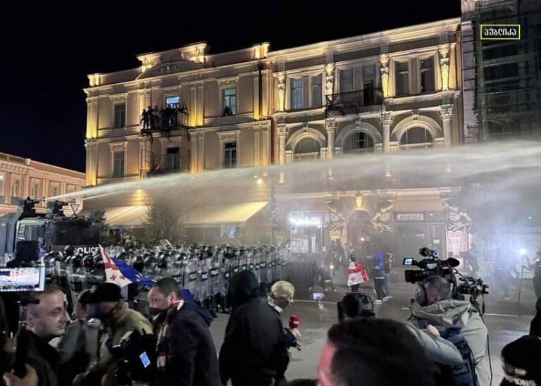 Violenţe în Georgia: Tunuri de apă și protestatari care au încercat să ia cu asalt palatul prezidenţial