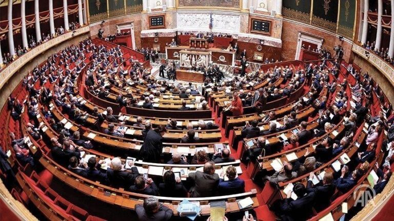 Deputații francezi au respins bugetul; adoptarea acestuia compromisă