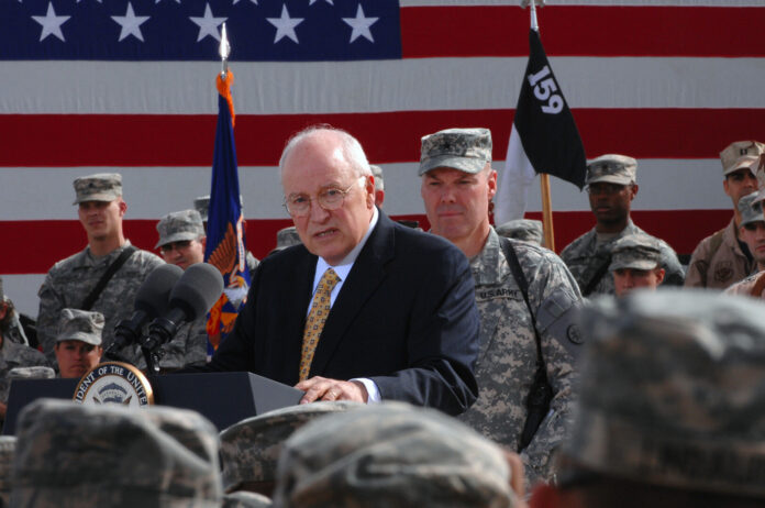 Un șoim în piele de șoim. Lumea lui Dick Cheney a fost una a încrederii excesive în instituții. Lumea lui Trump este una a distrugerii vesele a lor