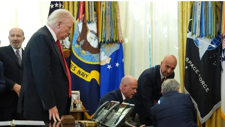 VIDEO | Cine este bărbatul care a leșinat în Biroul Oval, în prezenţa lui Trump