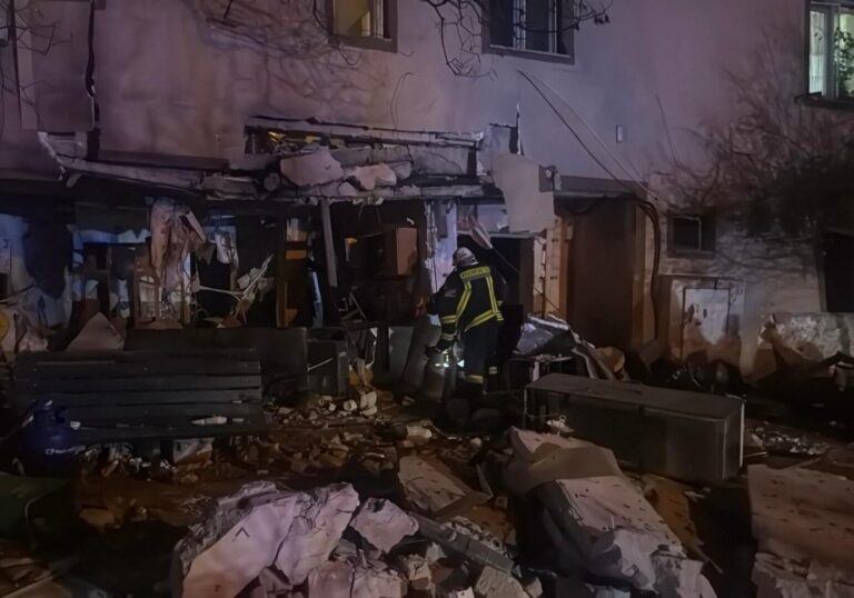 Explozie într-un apartament din Buftea. Patru victime identificate; una se află în stop cardiac