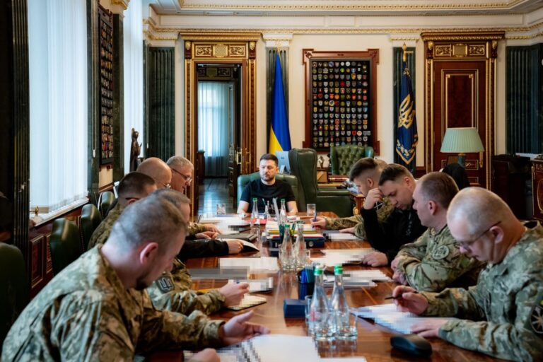 Ucraina mai supraviețuiește o dată unei crize provocate de Trump