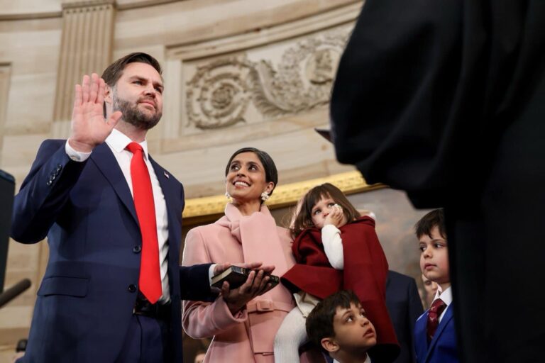 VIDEO | Probleme în căsnicie pentru JD Vance? Soţia vicepreşedintelui american a apărut fără verighetă la un eveniment