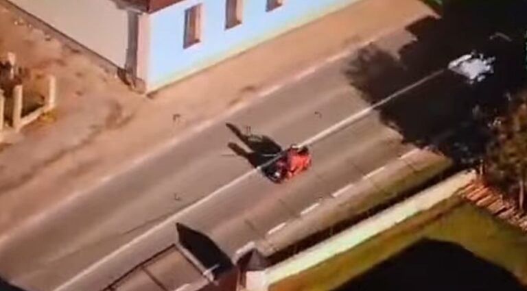 VIDEO | Amendă record și suspendarea permisului timp de 780 de zile pentru un motociclist surprins în timp ce făcea depășiri riscante pe DN1. Cum a fost filmat