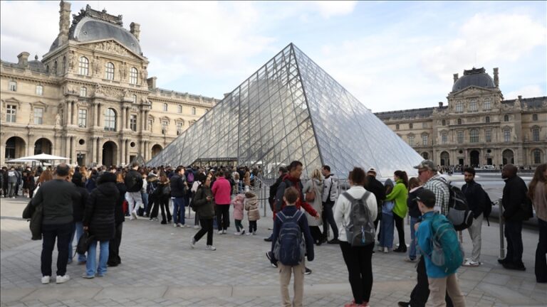 Muzeul Luvru din Paris a fost închis luni din cauza unei greve a angajaților