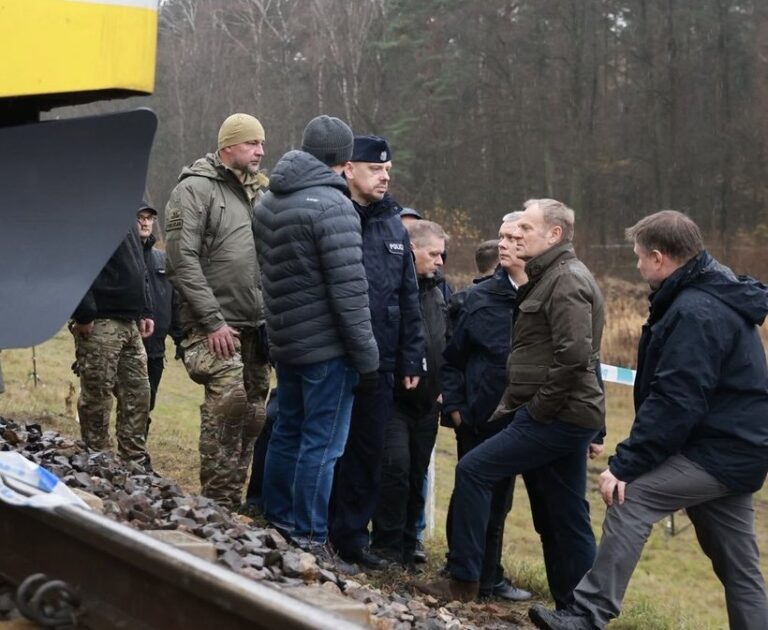 VIDEO | O explozie care s-a produs duminică pe o cale ferată poloneză a fost cauzată de un act de sabotaj, anunţă premierul Donald Tusk