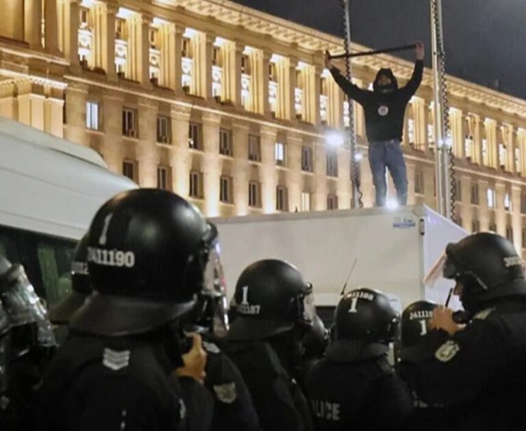 VIDEO | Trei poliţişti au fost răniţi la Sofia în ciocnirile cu manifestanţii care protestau față de creșterea taxelor