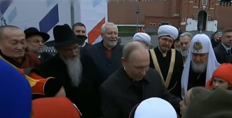 VIDEO | Putin, pus în încurcătură, în Piața Roșie de o fată de 11 ani