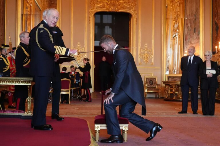 VIDEO | David Beckham a fost înnobilat pentru serviciile aduse sportului şi cauzelor caritabile. Starul britanic a primit titlul de cavaler