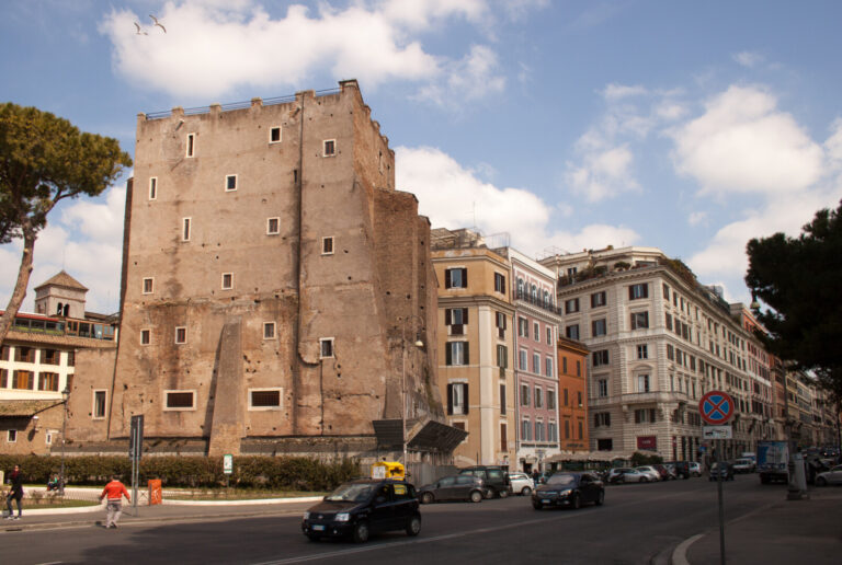 Ministrul de Externe confirmă că sunt doi români răniţi în urma prăbuşirii unei părţi a turnului medieval Torre dei Conti, din apropierea Colosseumului