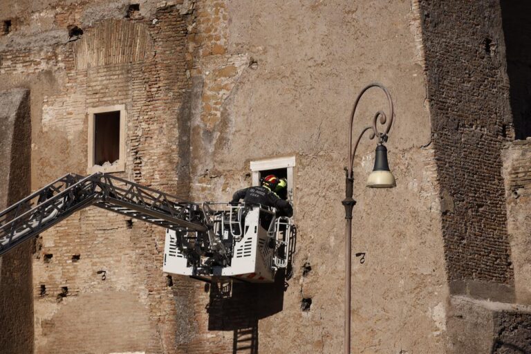 FOTO | Operațiune dificilă de extragere a românului prins sub dărâmăturile turnului prăbușit la Roma; există riscul de noi căderi