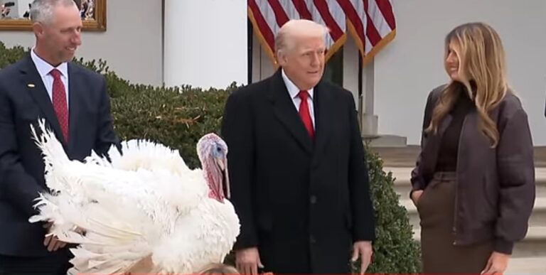 VIDEO | Donald Trump folosește tradiția de Ziua Recunoștinței de a grația curcani pentru a-și ataca adversarii politici
