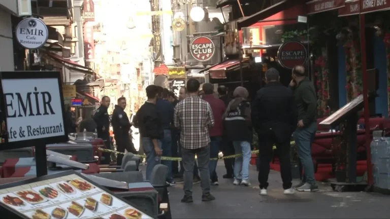 Ministrul de Externe anunţă că doi români au fost răniţi într-un incident armat, în piaţa Taksim din Istanbul