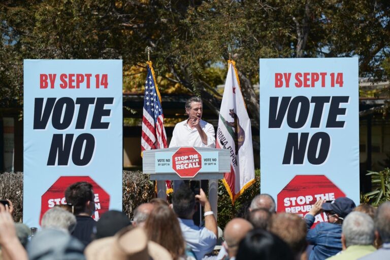 Vântul din pânzele lui Gavin Newsom. Pariul său sfidător contra lui Trump îi face pârtie spre Casa Albă