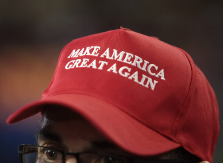MAGA, profund divizată de IA. Cum se duce bătălia dintre tehno-optimiștii și neo-ludiții din tabăra lui Trump